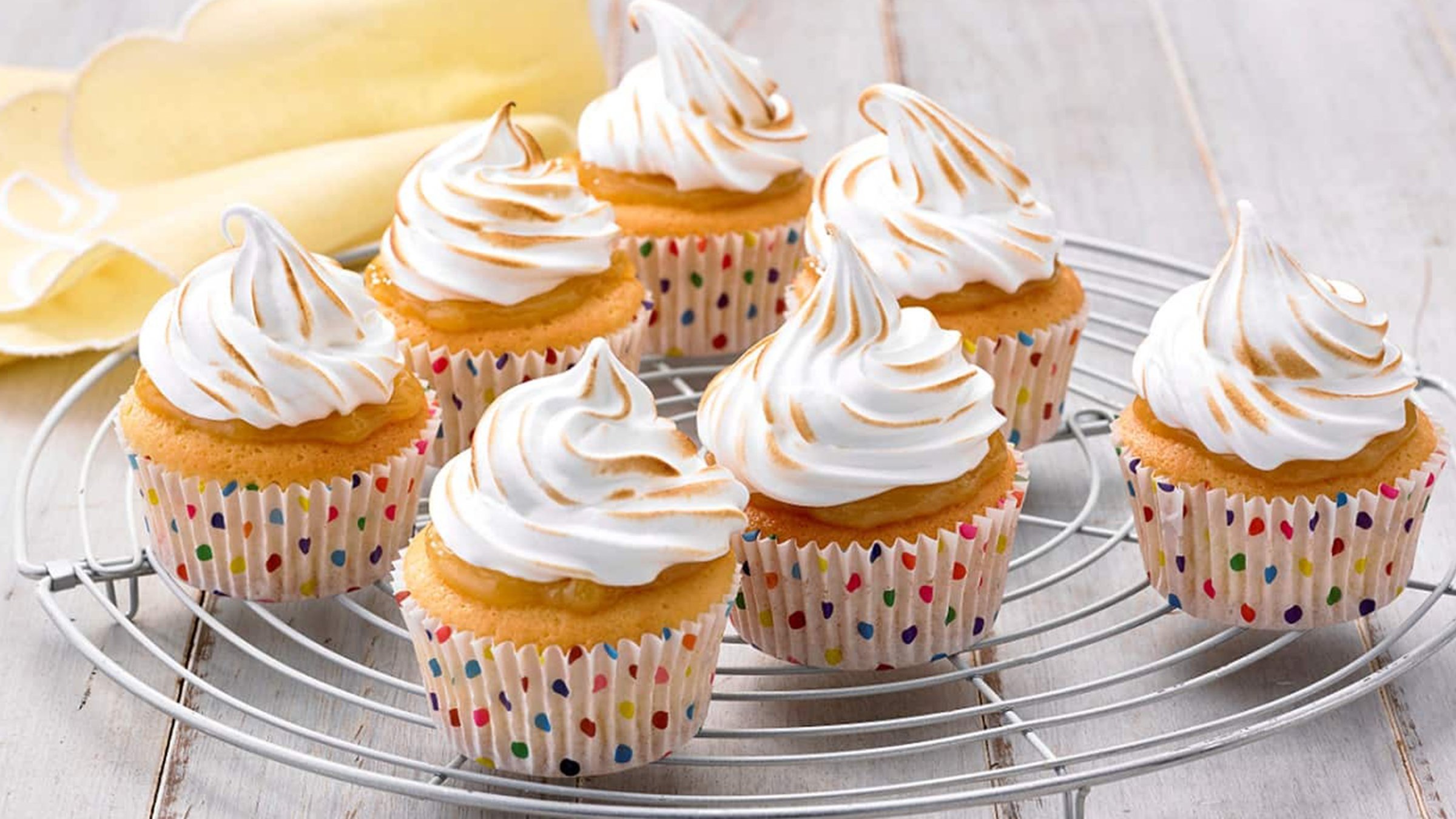 Meringue and Lemon Cupcakes White Wings